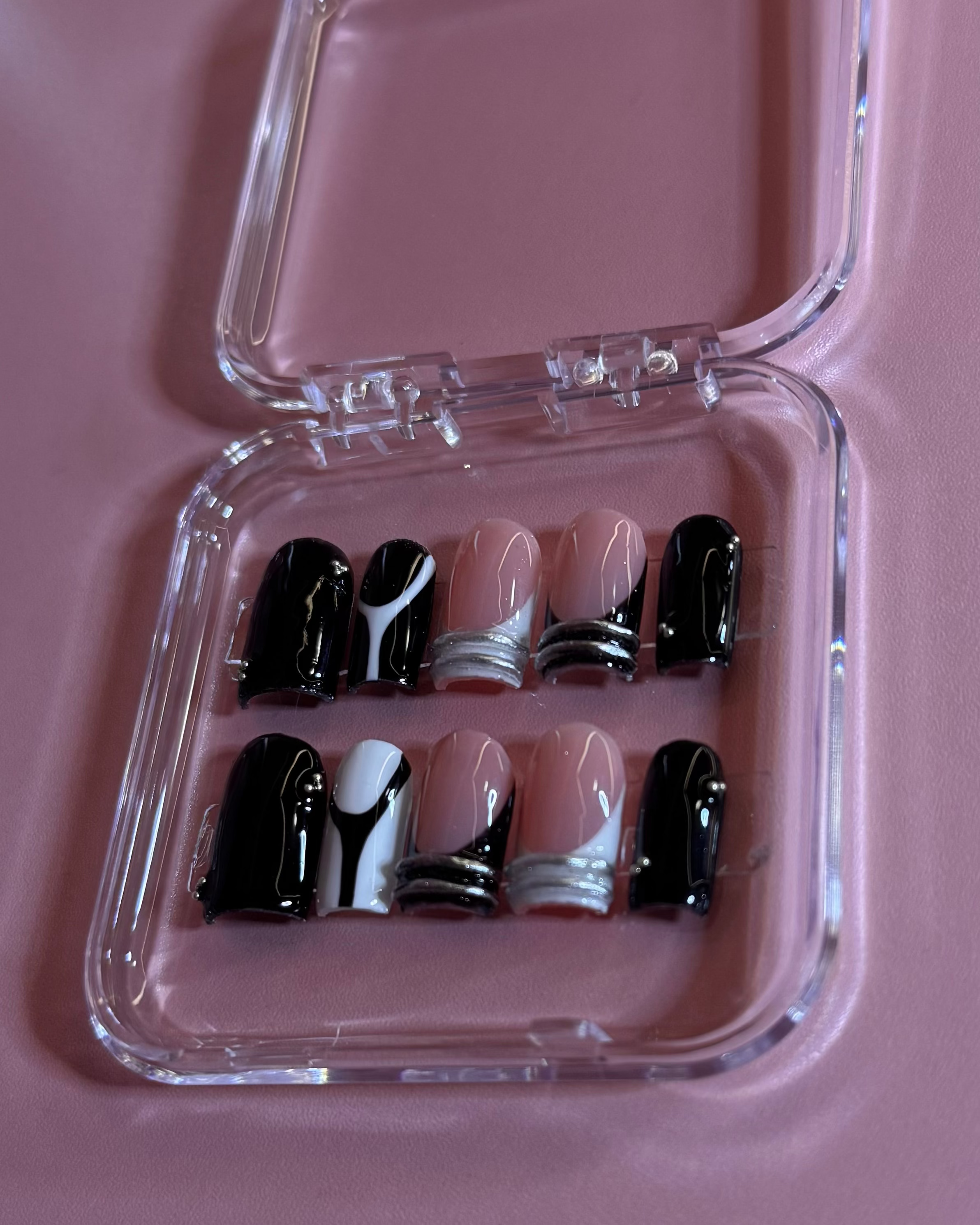 Midnight Muse 🖤🤍