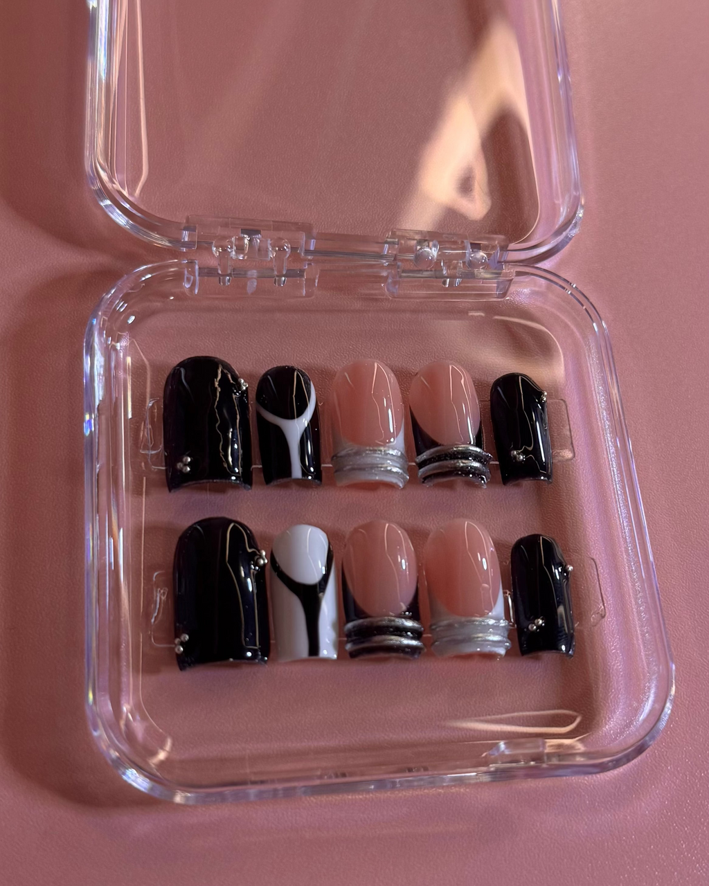 Midnight Muse 🖤🤍