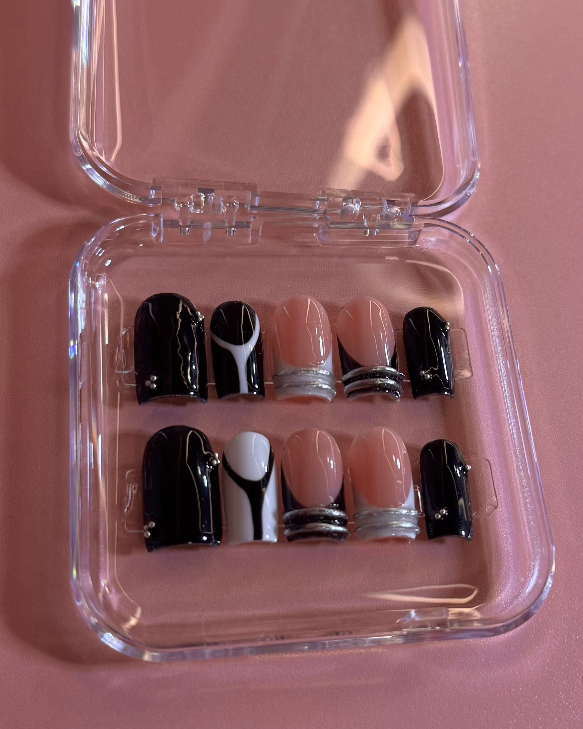 Midnight Muse 🖤🤍